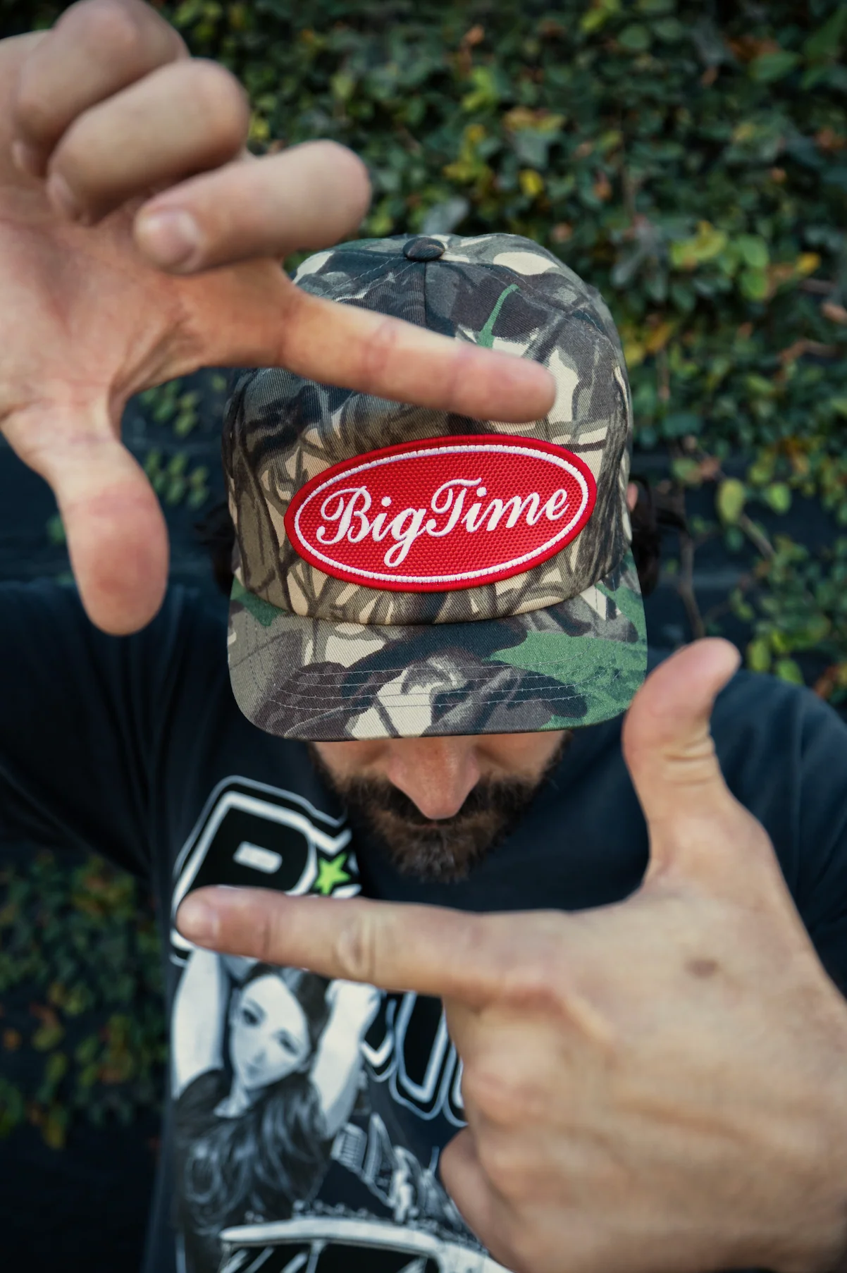 LOGO SCRIPT CAMO SHORT BILL HAT - Image 3