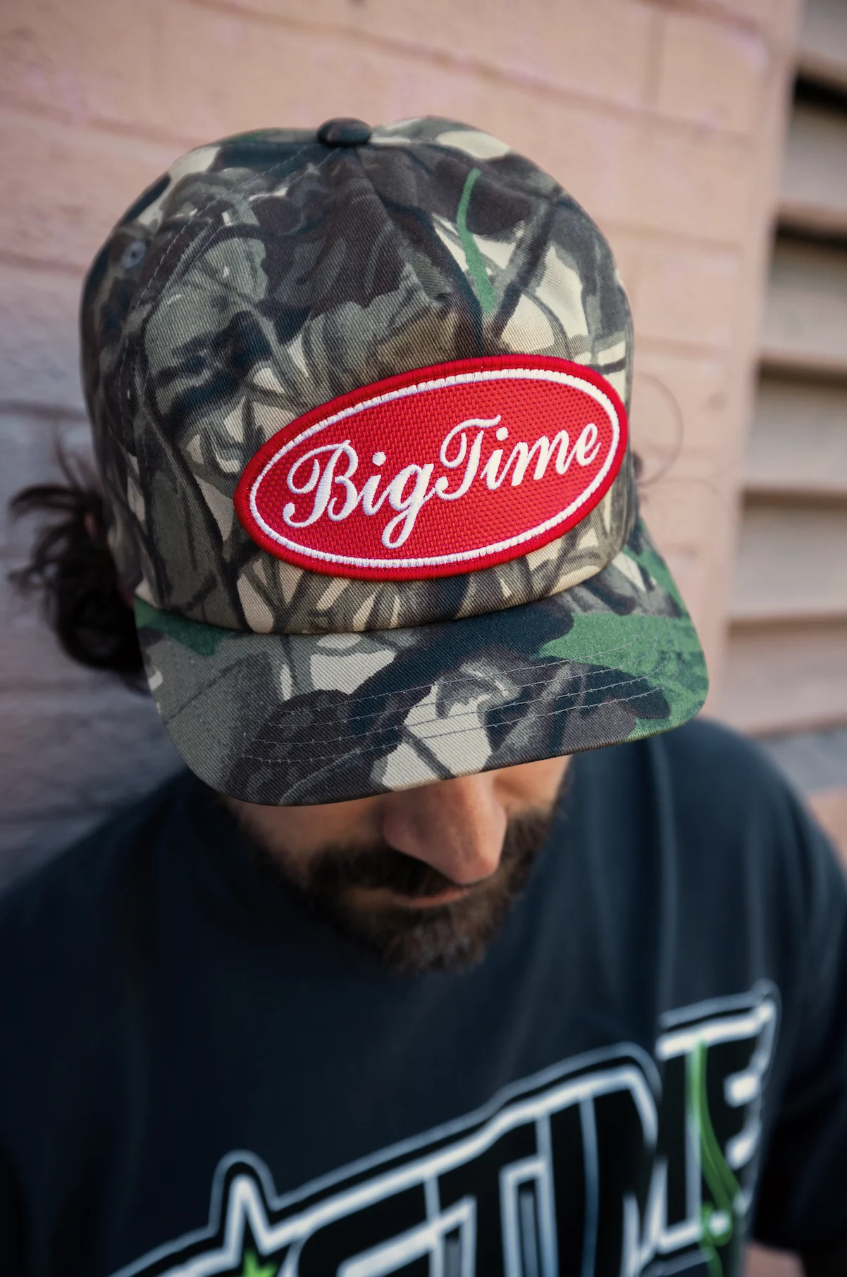LOGO SCRIPT CAMO SHORT BILL HAT - Image 4